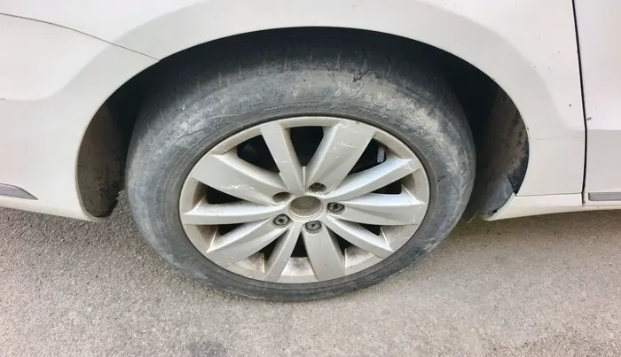 2012 Volkswagen Passat TRENDLINE MT, Diesel, Manual, 1,23,332 km, tyre