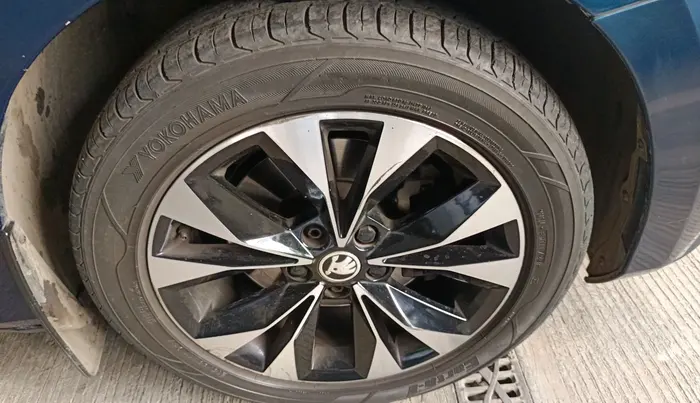 2020 Skoda Superb L&K 2.0 TSI AT, Petrol, Automatic, 1,13,058 km, tyre