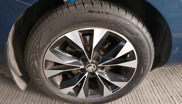 2020 Skoda Superb L&K 2.0 TSI AT, Petrol, Automatic, 1,13,058 km, tyre