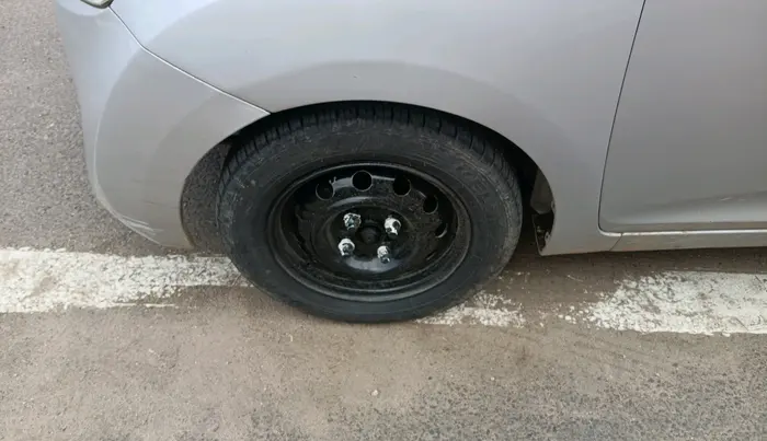 2018 Hyundai Eon ERA +, Petrol, Manual, 75,444 km, tyre
