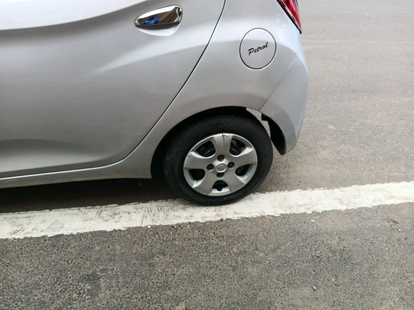 2018 Hyundai Eon ERA +, Petrol, Manual, 75,444 km, tyre