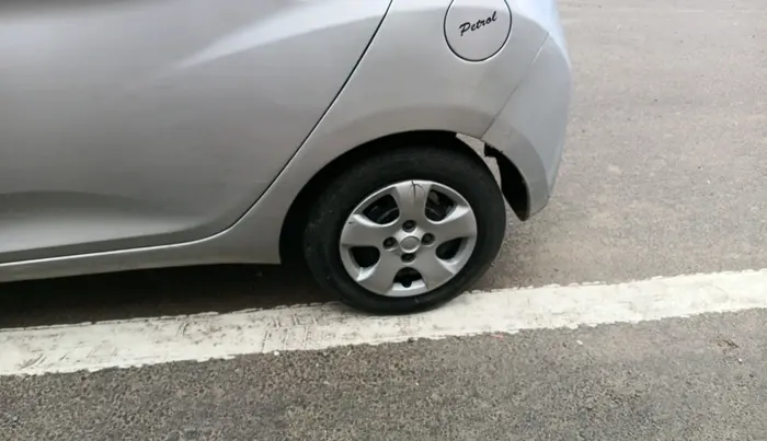 2018 Hyundai Eon ERA +, Petrol, Manual, 75,444 km, tyre