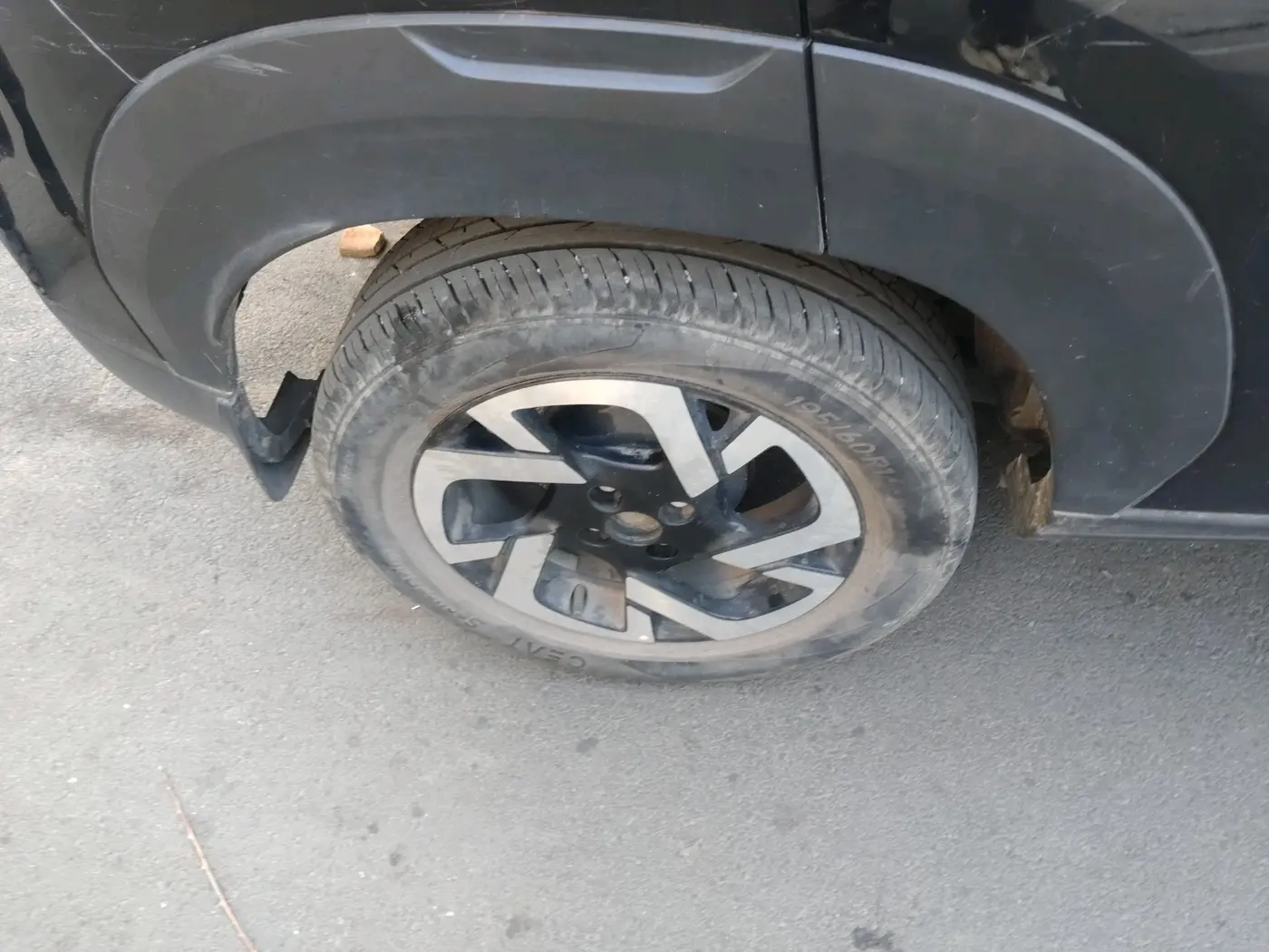2022 Nissan MAGNITE XV MT, Petrol, Manual, 9,327 km, tyre