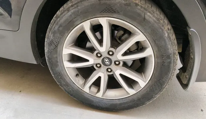 2015 Hyundai Santa Fe 4 WD AT, Diesel, Automatic, 1,02,757 km, tyre