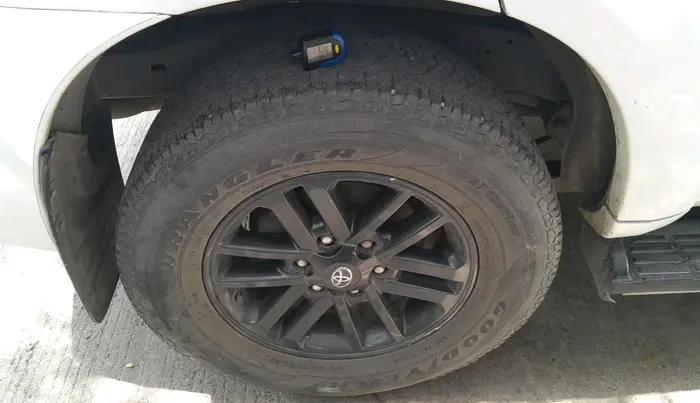 2015 Toyota Fortuner 3.0 4X2 AT, Diesel, Automatic, 1,12,789 km, tyre