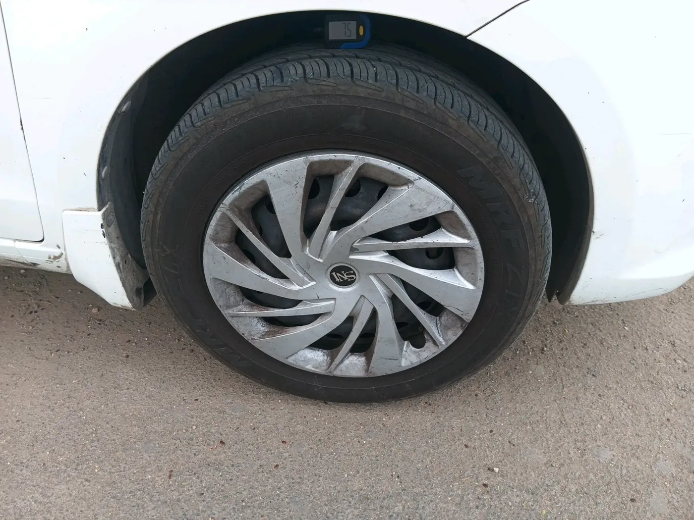 2014 Maruti Ertiga VXI, CNG, Manual, 1,23,425 km, tyre