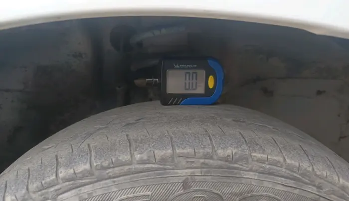2011 Maruti Alto LXI CNG, CNG, Manual, 1,51,424 km, tyre