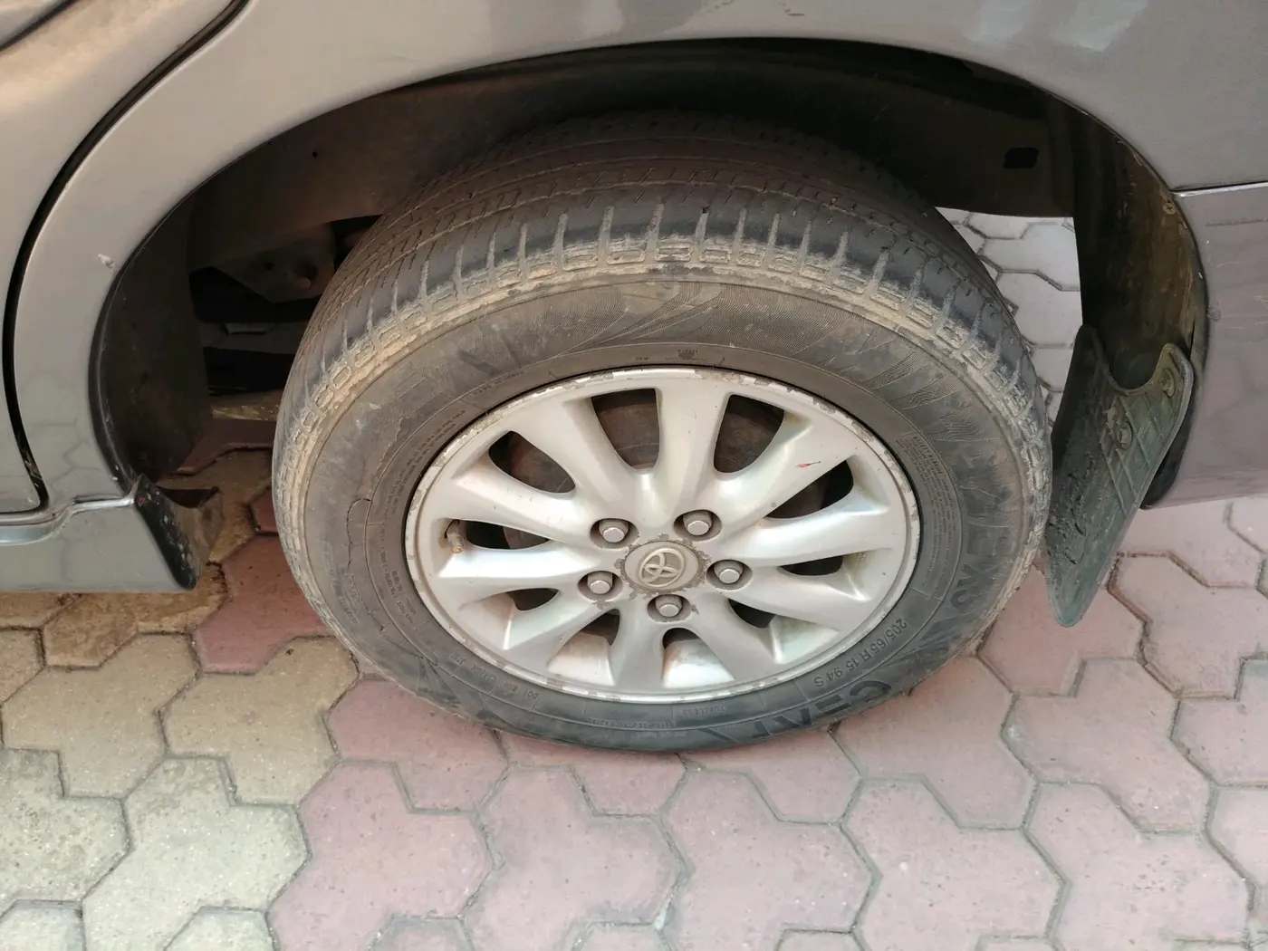 2012 Toyota Innova VX 2.5 7 STR, Diesel, Manual, 2,38,257 km, tyre