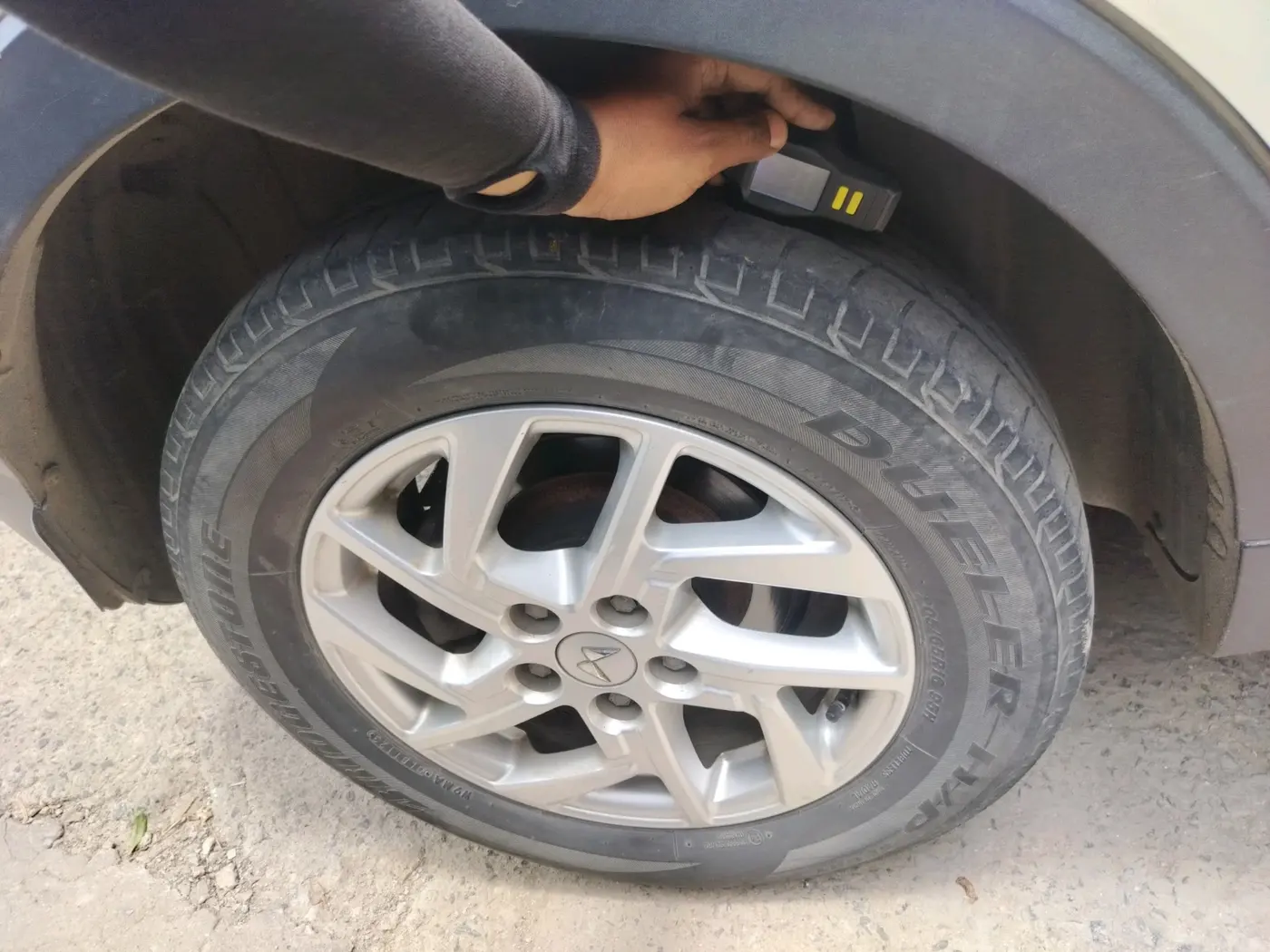 2023 Mahindra XUV300 W8 1.5 DIESEL, Diesel, Manual, 1,11,478 km, tyre