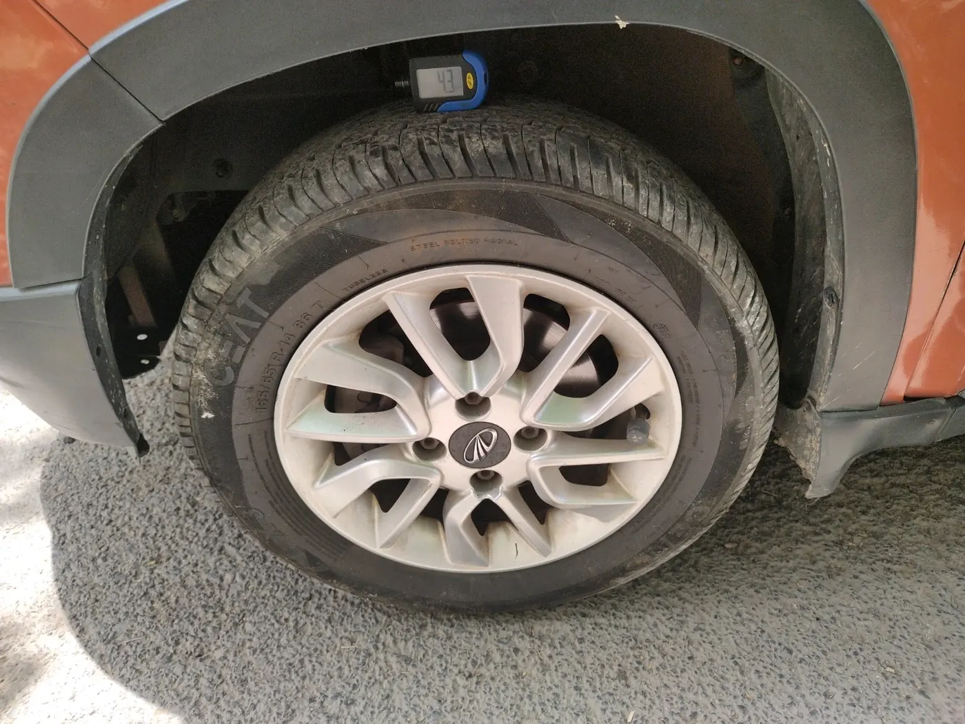 2016 Mahindra Kuv100 K8 6 STR, Petrol, Manual, 82,382 km, tyre