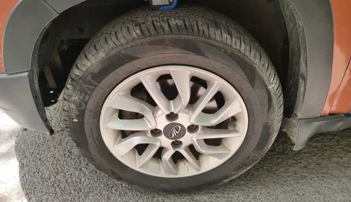 2016 Mahindra Kuv100 K8 6 STR, Petrol, Manual, 82,382 km, tyre