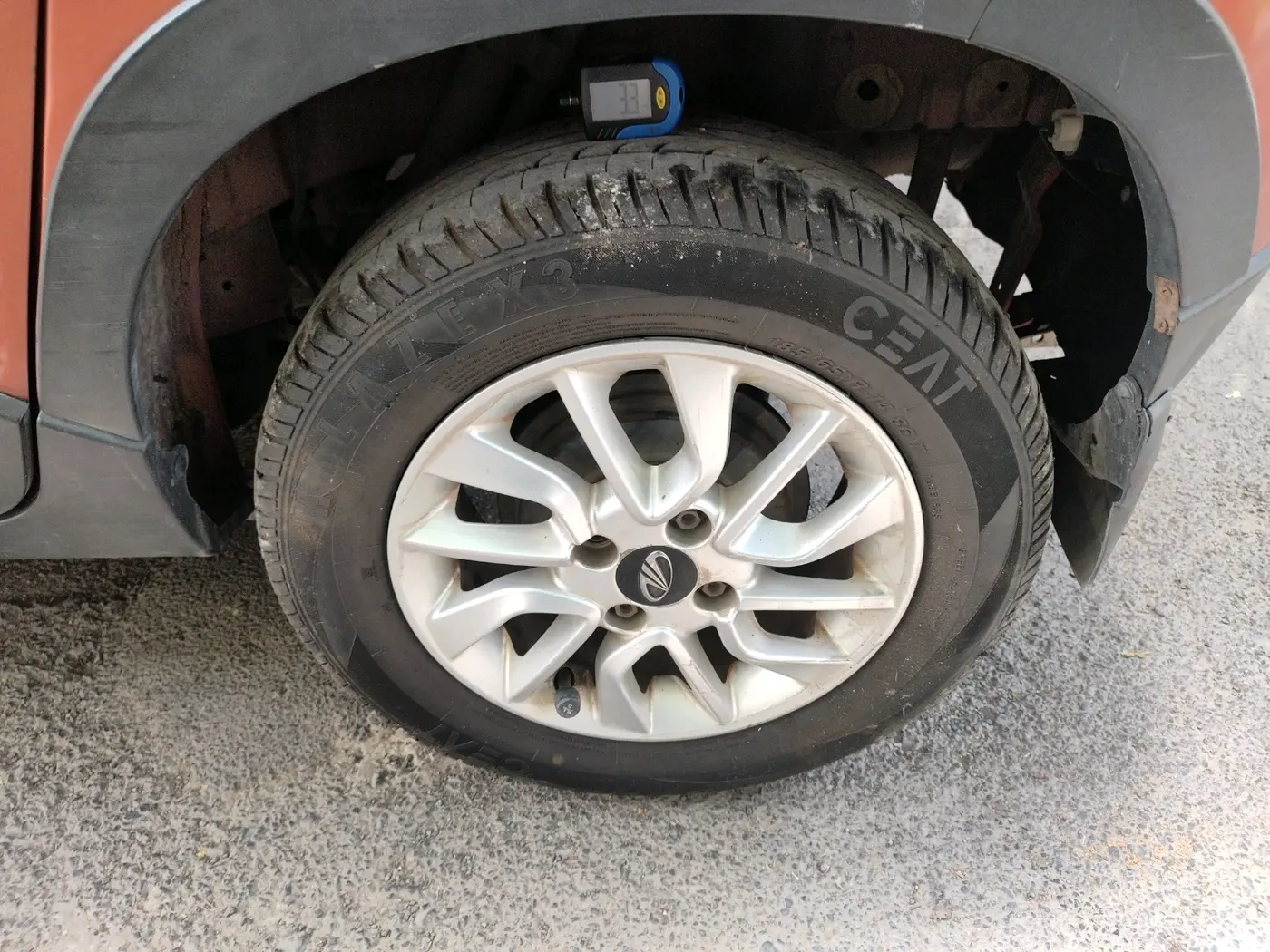 2016 Mahindra Kuv100 K8 6 STR, Petrol, Manual, 82,382 km, tyre