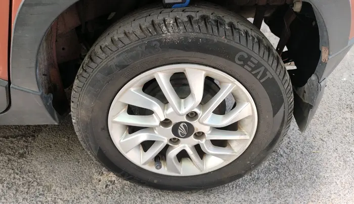 2016 Mahindra Kuv100 K8 6 STR, Petrol, Manual, 82,382 km, tyre