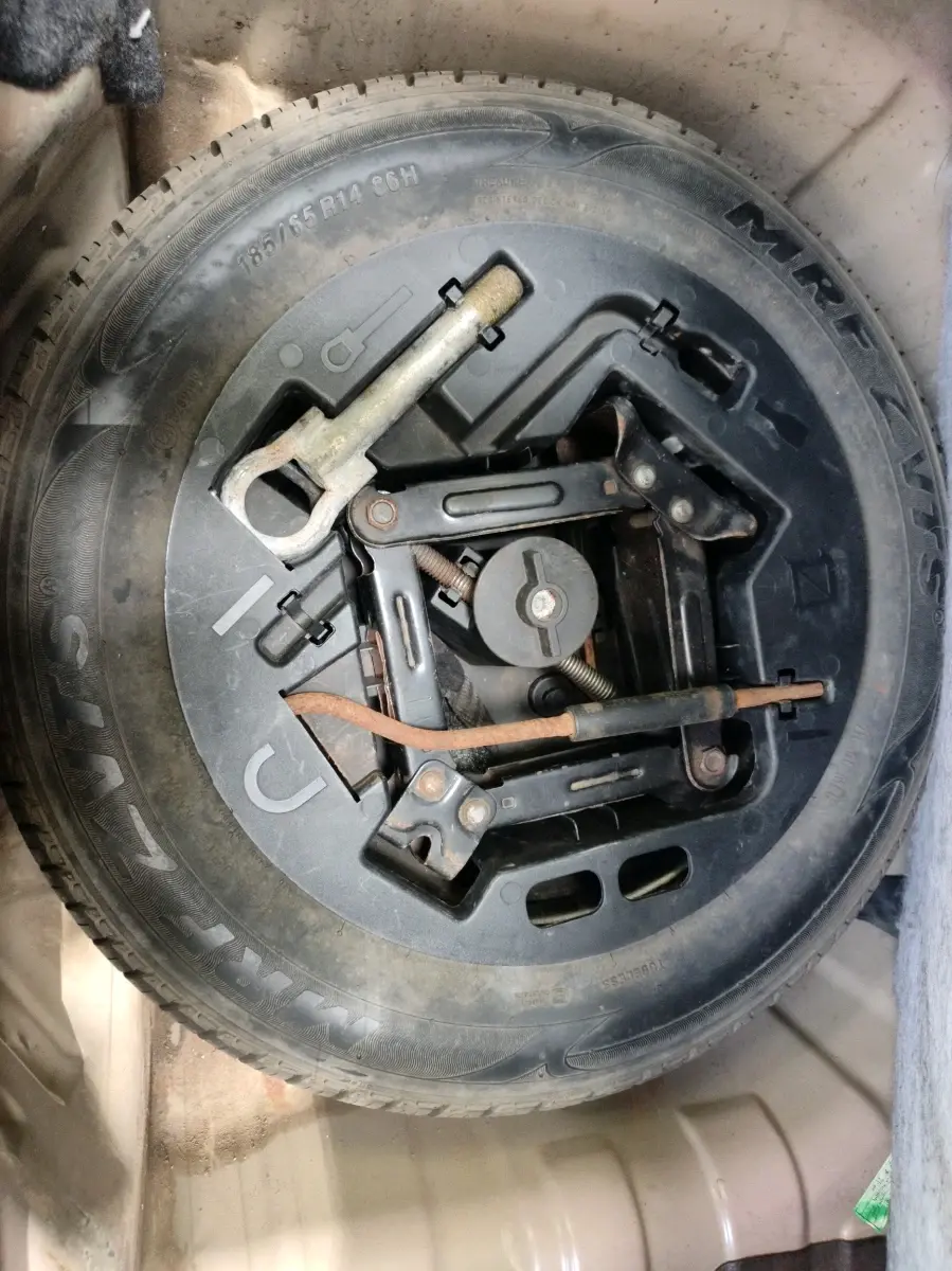 2016 Mahindra Kuv100 K8 6 STR, Petrol, Manual, 82,382 km, tyre