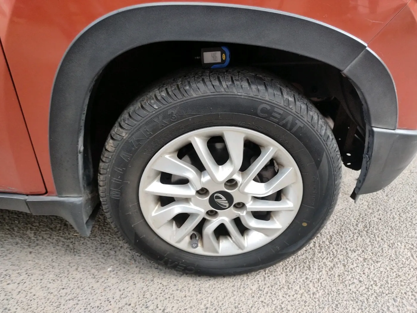 2016 Mahindra Kuv100 K8 6 STR, Petrol, Manual, 82,382 km, tyre