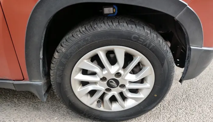 2016 Mahindra Kuv100 K8 6 STR, Petrol, Manual, 82,382 km, tyre