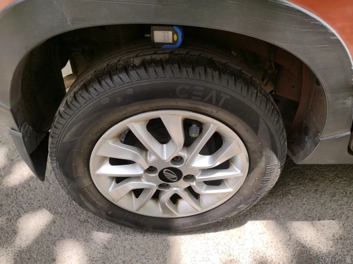 2016 Mahindra Kuv100 K8 6 STR, Petrol, Manual, 82,382 km, tyre