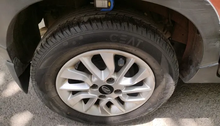 2016 Mahindra Kuv100 K8 6 STR, Petrol, Manual, 82,382 km, tyre