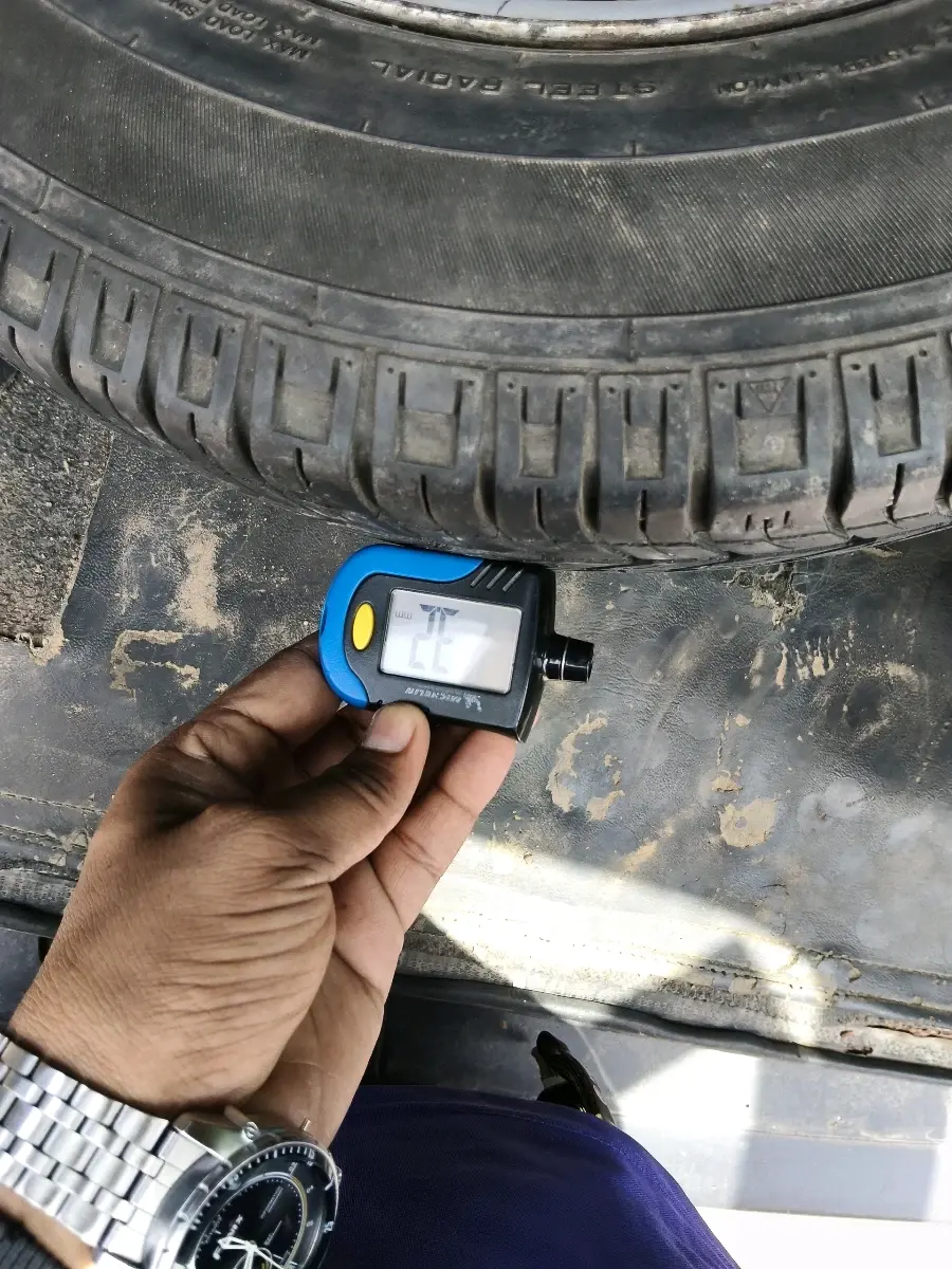 2017 Maruti Eeco 7 STR, CNG, Manual, 97,508 km, tyre