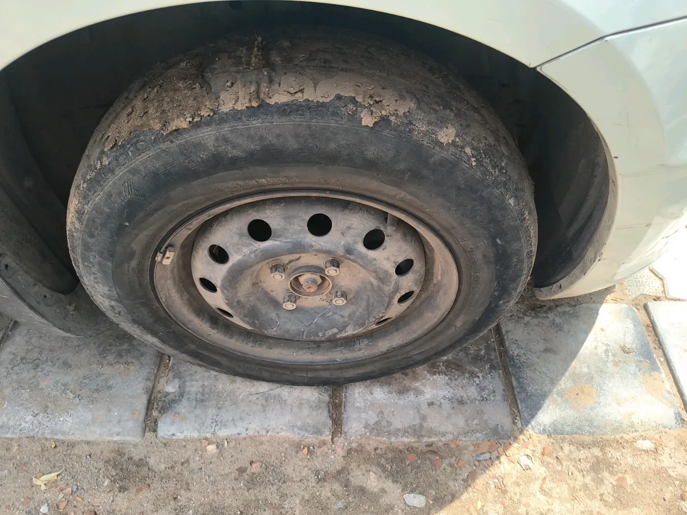 2015 Maruti Swift VXI, Petrol, Manual, 1,11,820 km, tyre