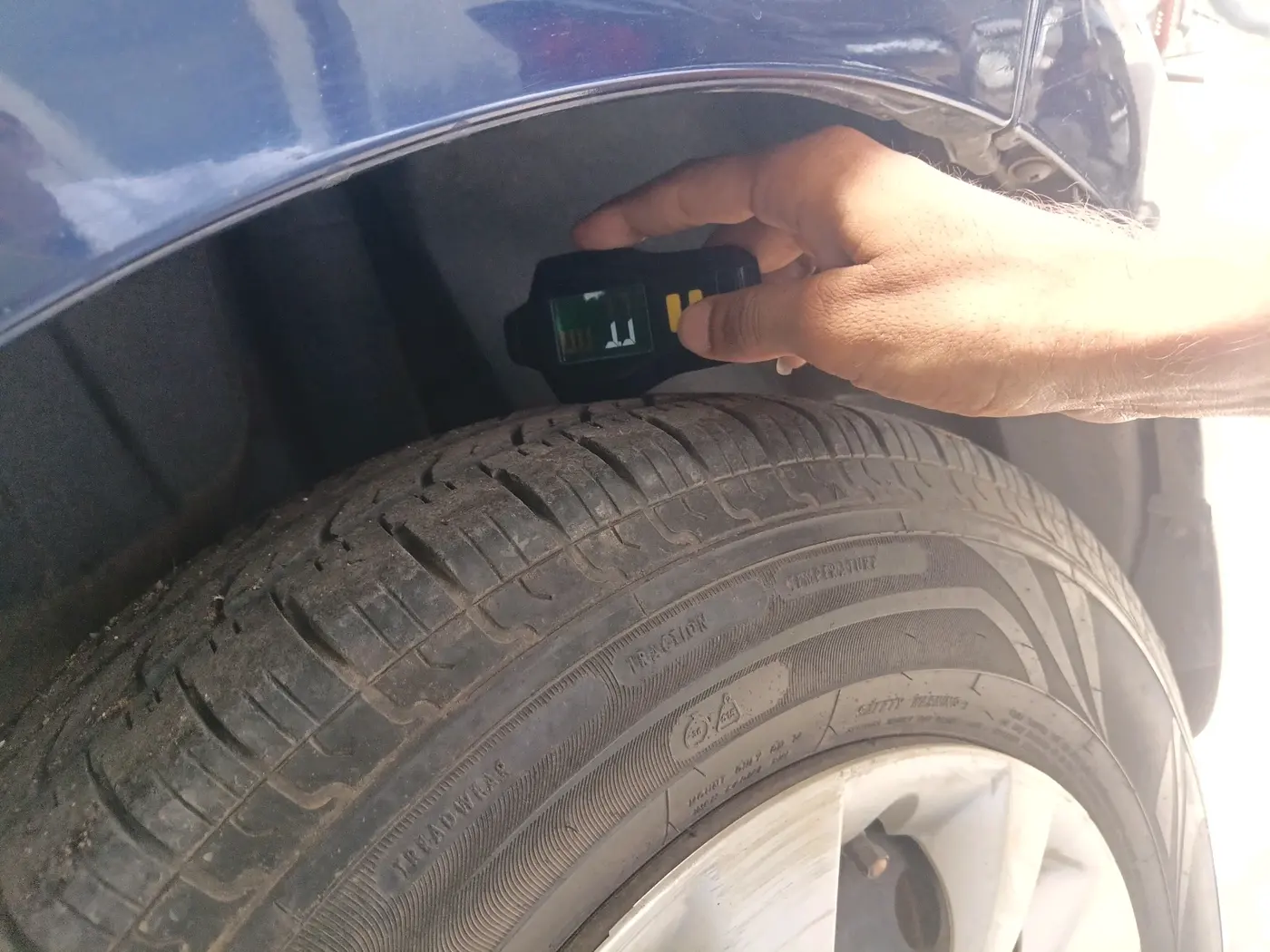 2019 Maruti Swift VXI AMT, CNG, Automatic, 93,731 km, tyre