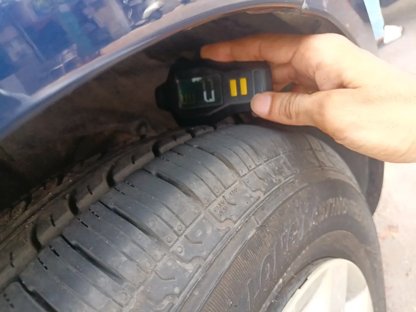 2019 Maruti Swift VXI AMT, CNG, Automatic, 93,731 km, tyre