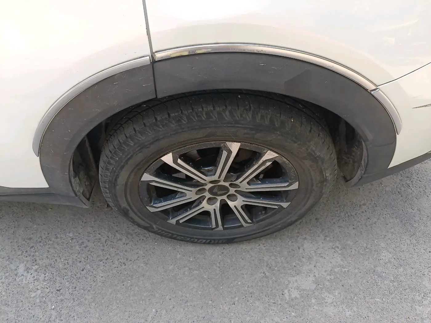 2023 Mahindra XUV700 AX 7 D AT 7 STR, Diesel, Automatic, 42,412 km, tyre