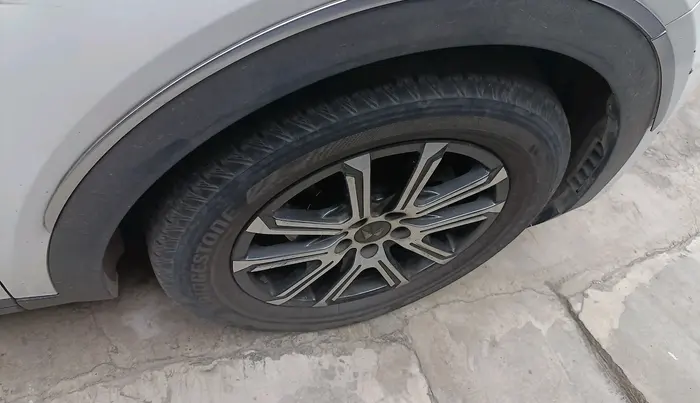 2023 Mahindra XUV700 AX 7 D AT 7 STR, Diesel, Automatic, 42,412 km, tyre