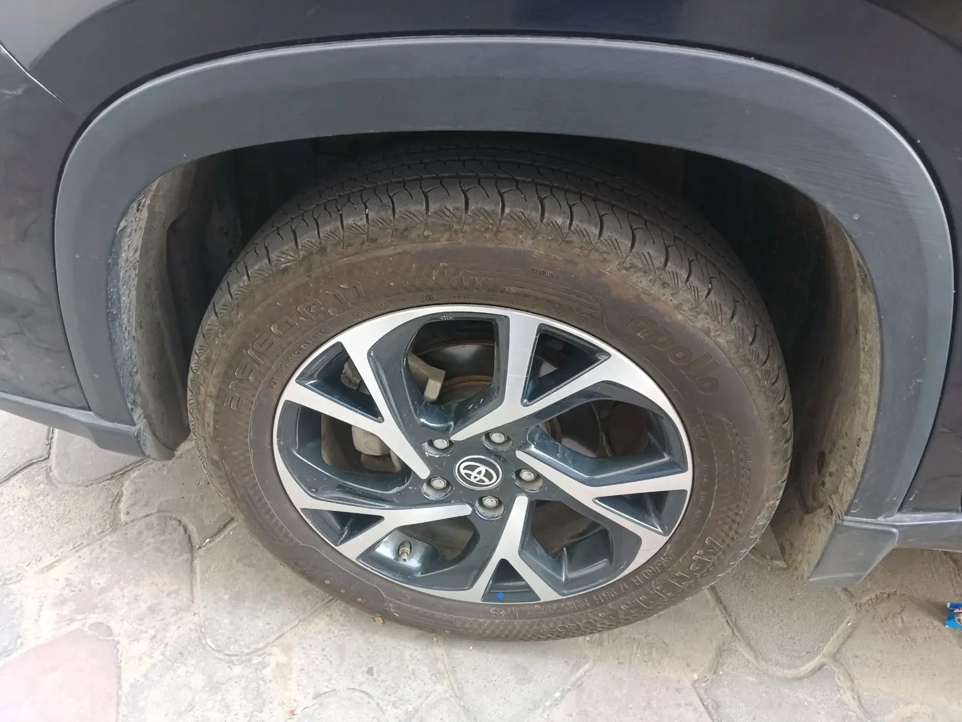 2022 Toyota URBAN CRUISER HYRYDER V HYBRID, Hybrid, Automatic, 1,29,289 km, tyre