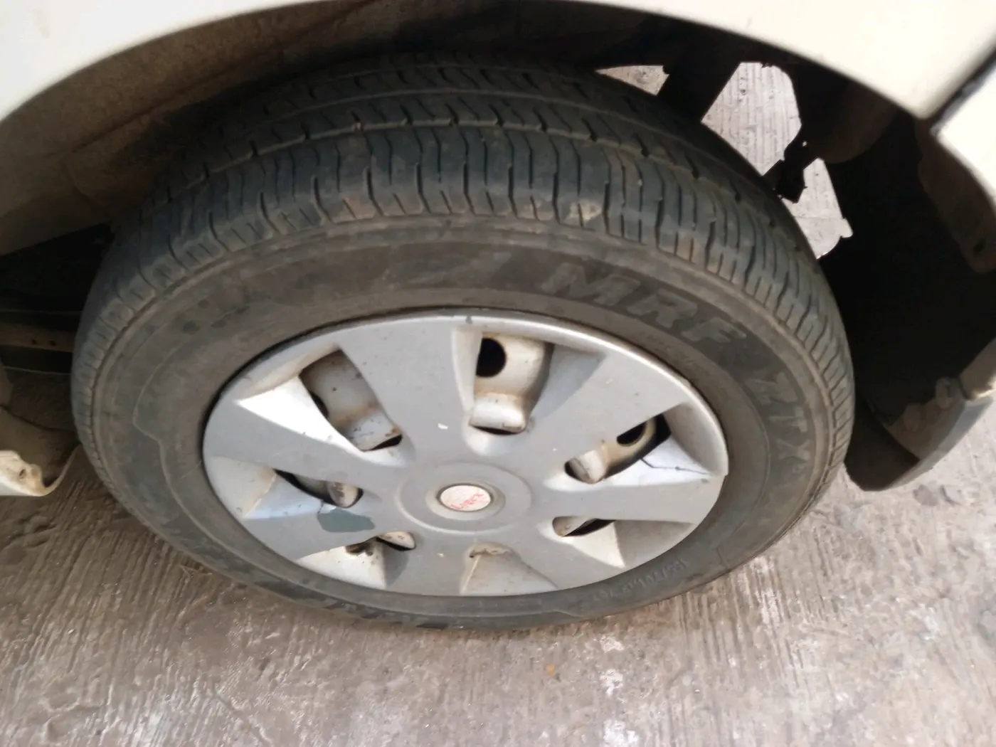 2013 Maruti Wagon R 1.0 LXI CNG, CNG, Manual, 1,17,535 km, tyre