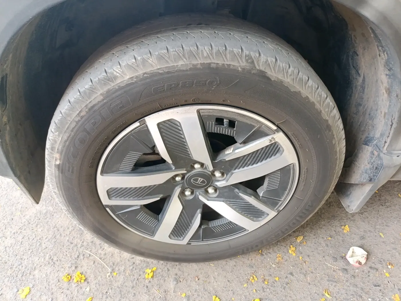 2025 Tata Harrier ADVENTURE PLUS AT, Diesel, Automatic, 40,280 km, tyre