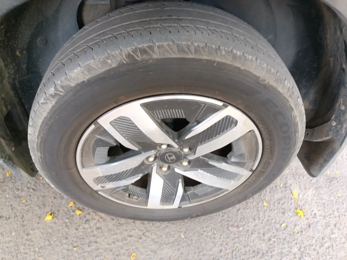 2025 Tata Harrier ADVENTURE PLUS AT, Diesel, Automatic, 40,280 km, tyre