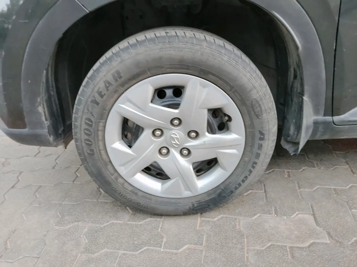 2021 Hyundai VENUE S+ 1.2, Petrol, Manual, 30,899 km, tyre