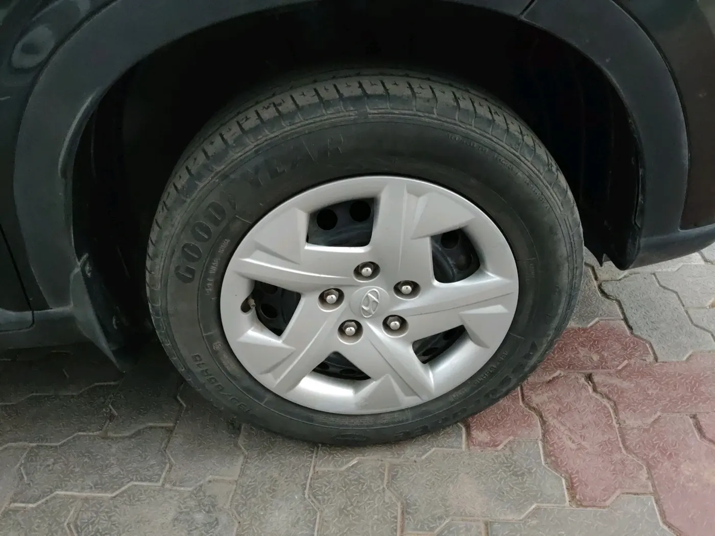 2021 Hyundai VENUE S+ 1.2, Petrol, Manual, 30,899 km, tyre