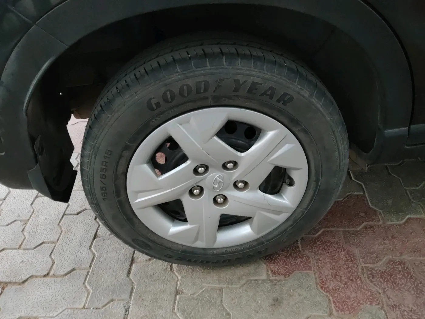 2021 Hyundai VENUE S+ 1.2, Petrol, Manual, 30,899 km, tyre