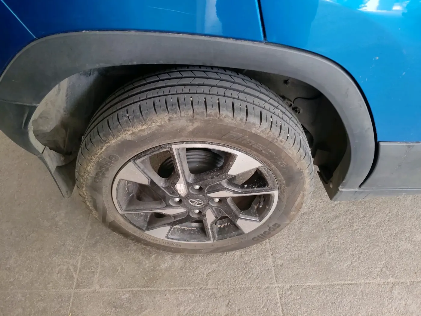 2023 Tata PUNCH CREATIVE AMT 1.2 RTN DUAL TONE, Petrol, Automatic, 18,803 km, tyre