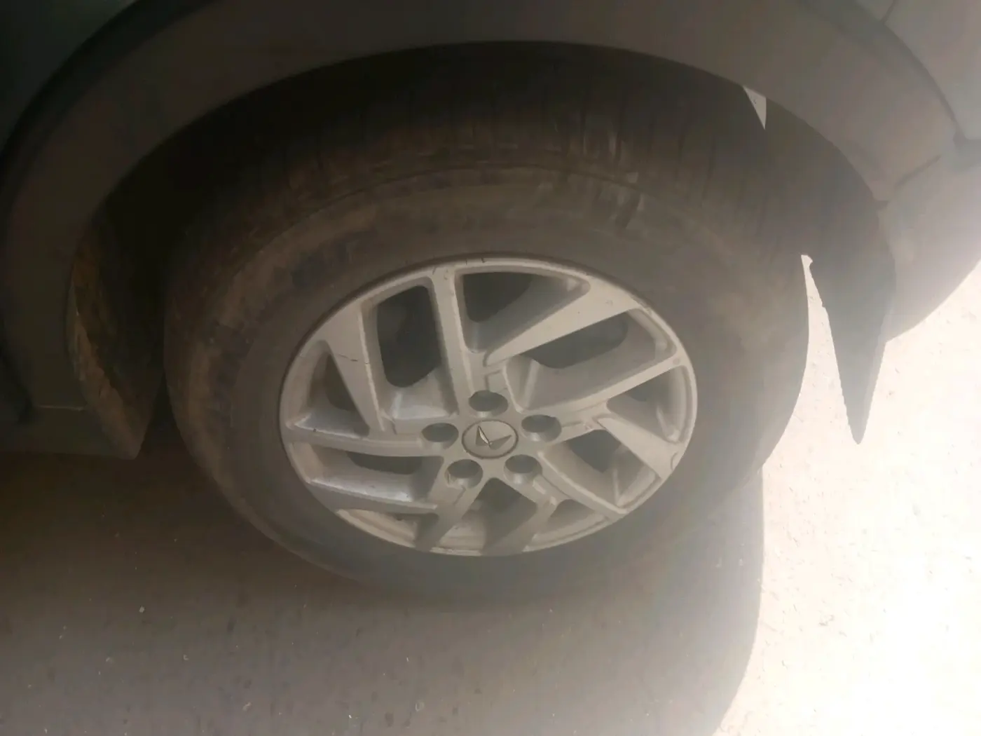 2023 Mahindra XUV300 W8 1.2 PETROL, Petrol, Manual, 19,771 km, tyre