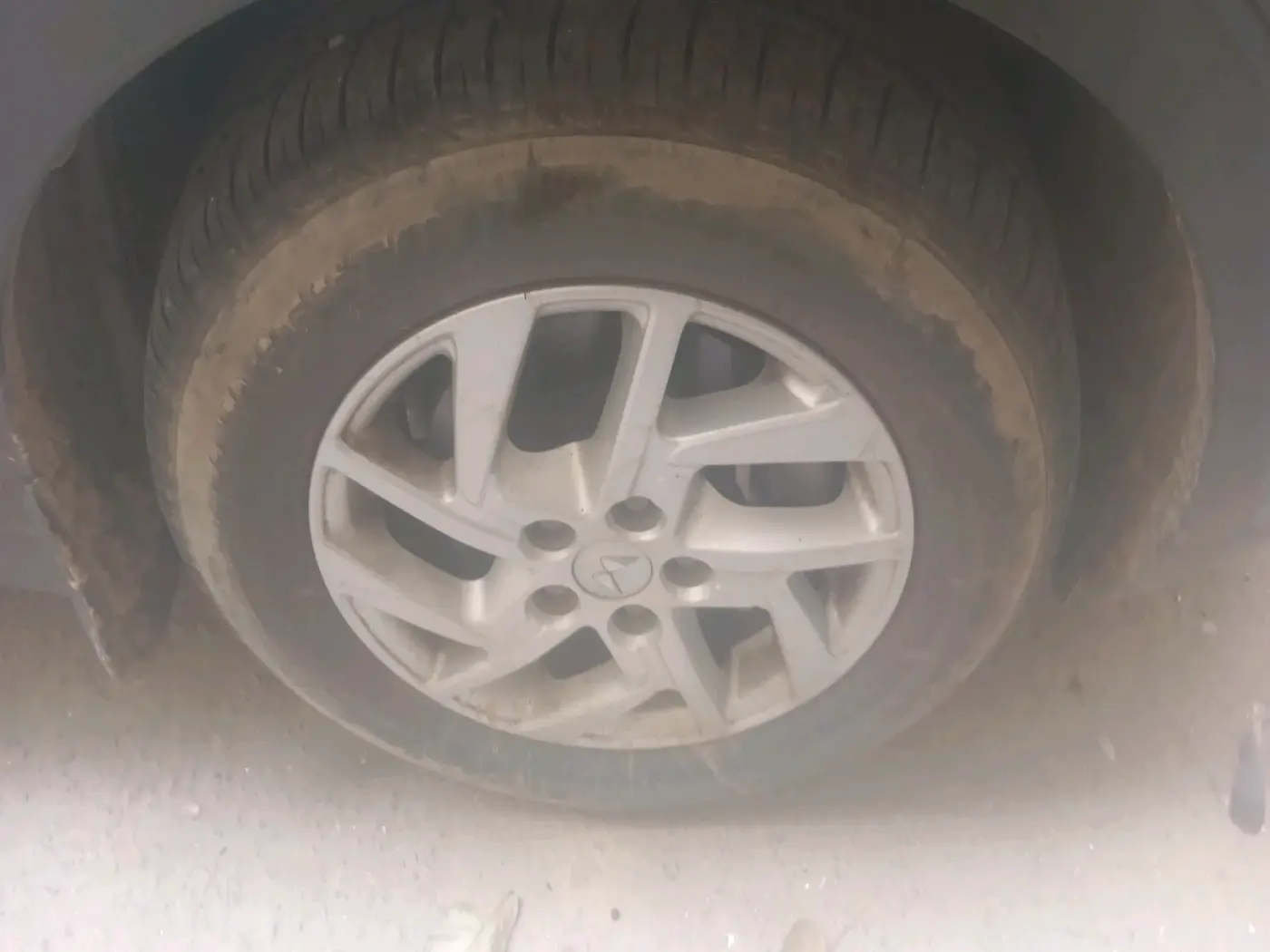 2023 Mahindra XUV300 W8 1.2 PETROL, Petrol, Manual, 19,771 km, tyre