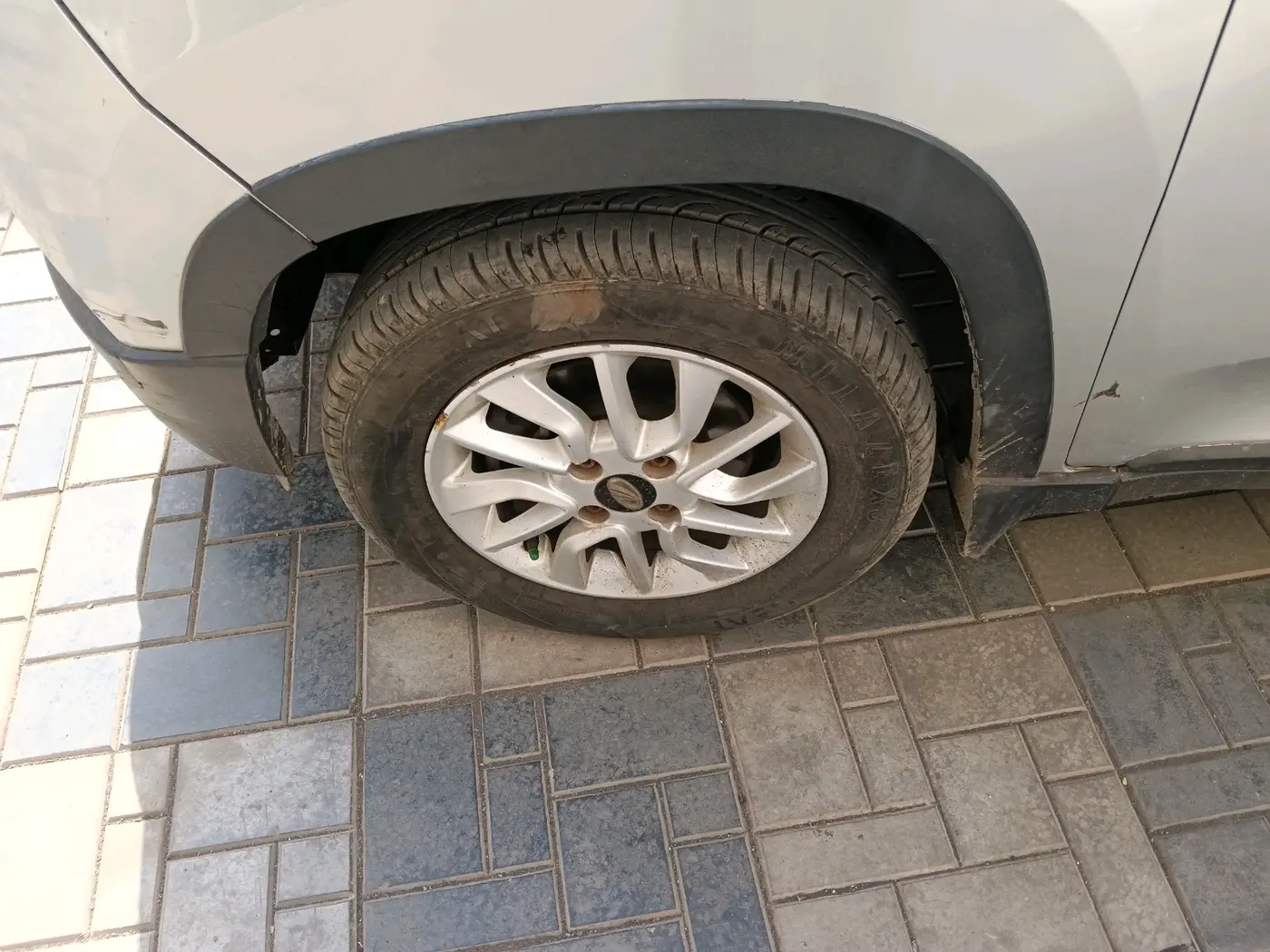 2016 Mahindra Kuv100 K8 6 STR, Petrol, Manual, 45,513 km, tyre