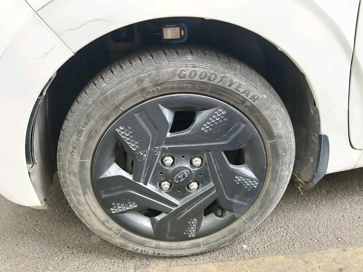 2022 Hyundai GRAND I10 NIOS MAGNA CORPORATE EDITION AMT 1.2 KAPPA VTVT, CNG, Automatic, 29,807 km, tyre