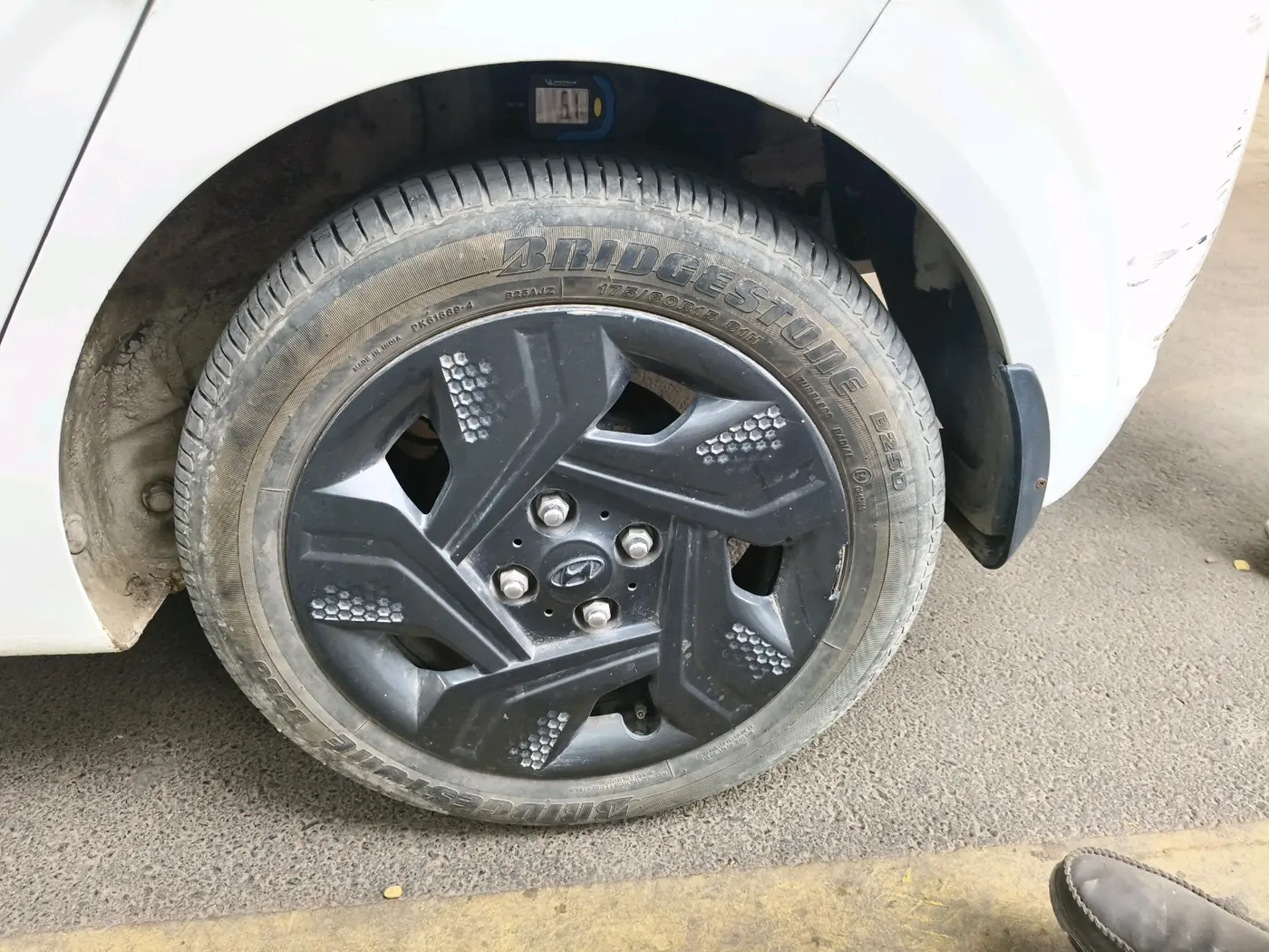 2022 Hyundai GRAND I10 NIOS MAGNA CORPORATE EDITION AMT 1.2 KAPPA VTVT, CNG, Automatic, 29,807 km, tyre