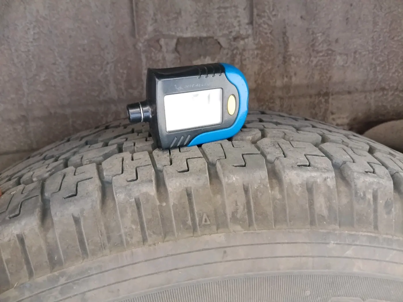 2013 Mahindra Scorpio VLX 2WD BS-III, Diesel, Manual, 3,77,579 km, tyre