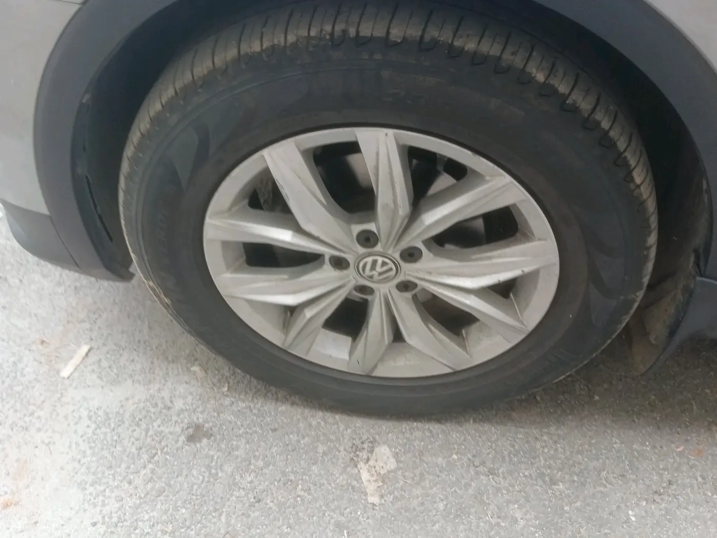 2018 Volkswagen TIGUAN HIGHLINE TDI AT, Diesel, Automatic, 1,10,810 km, tyre