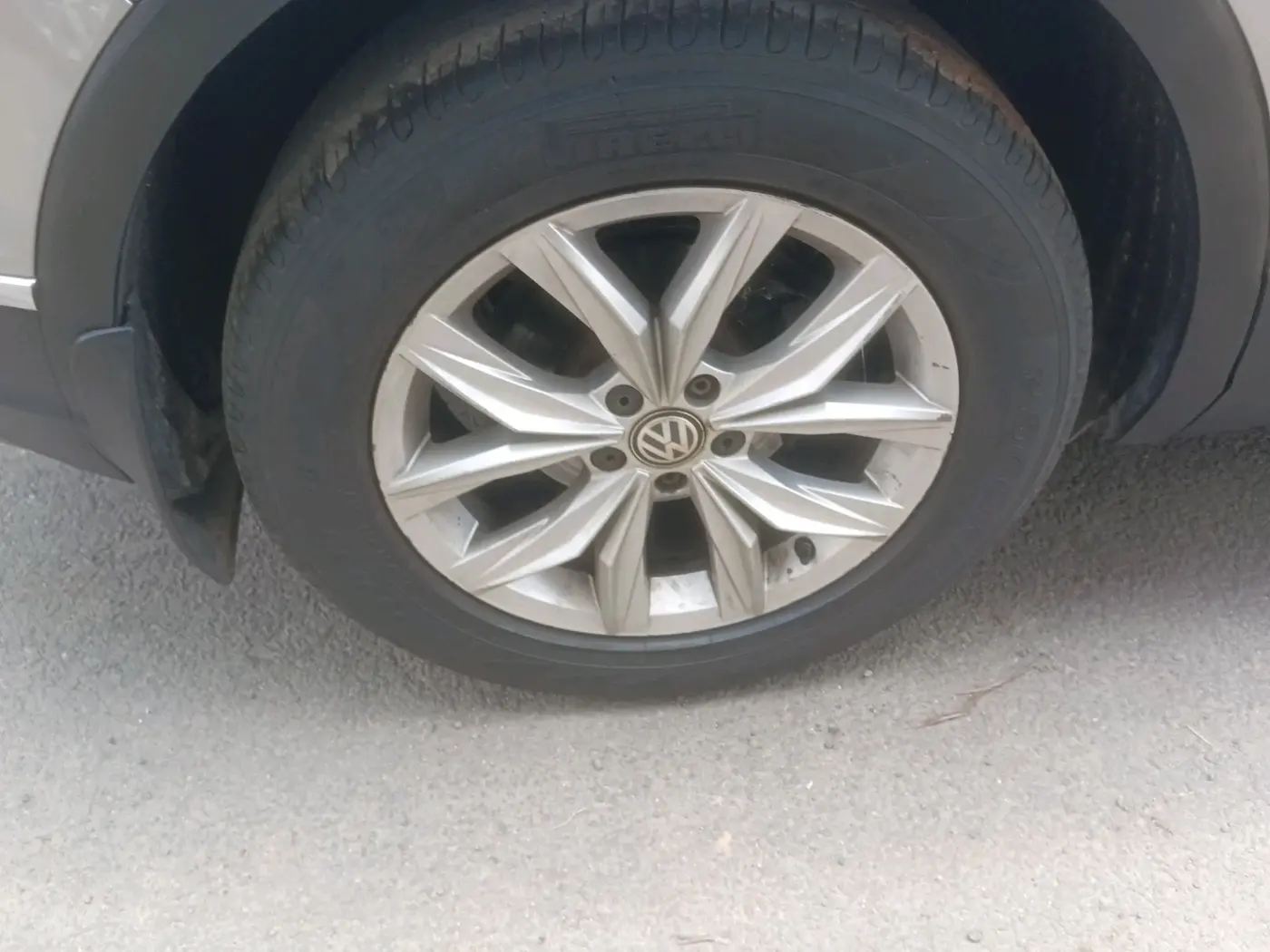2018 Volkswagen TIGUAN HIGHLINE TDI AT, Diesel, Automatic, 1,10,810 km, tyre