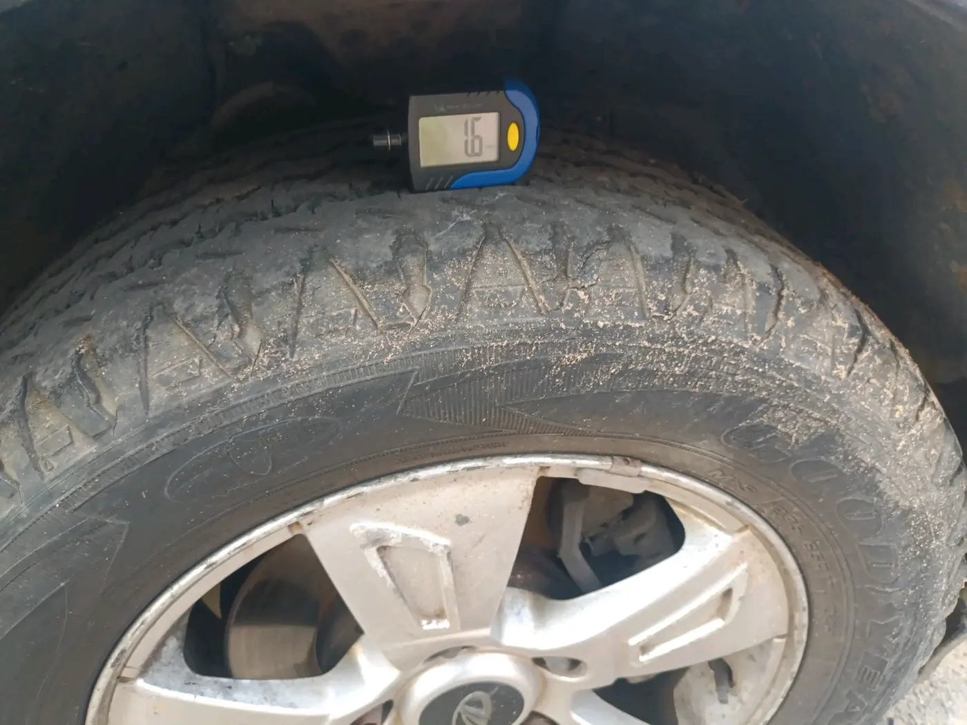 2012 Mahindra XUV500 W8, Diesel, Manual, 1,20,700 km, tyre