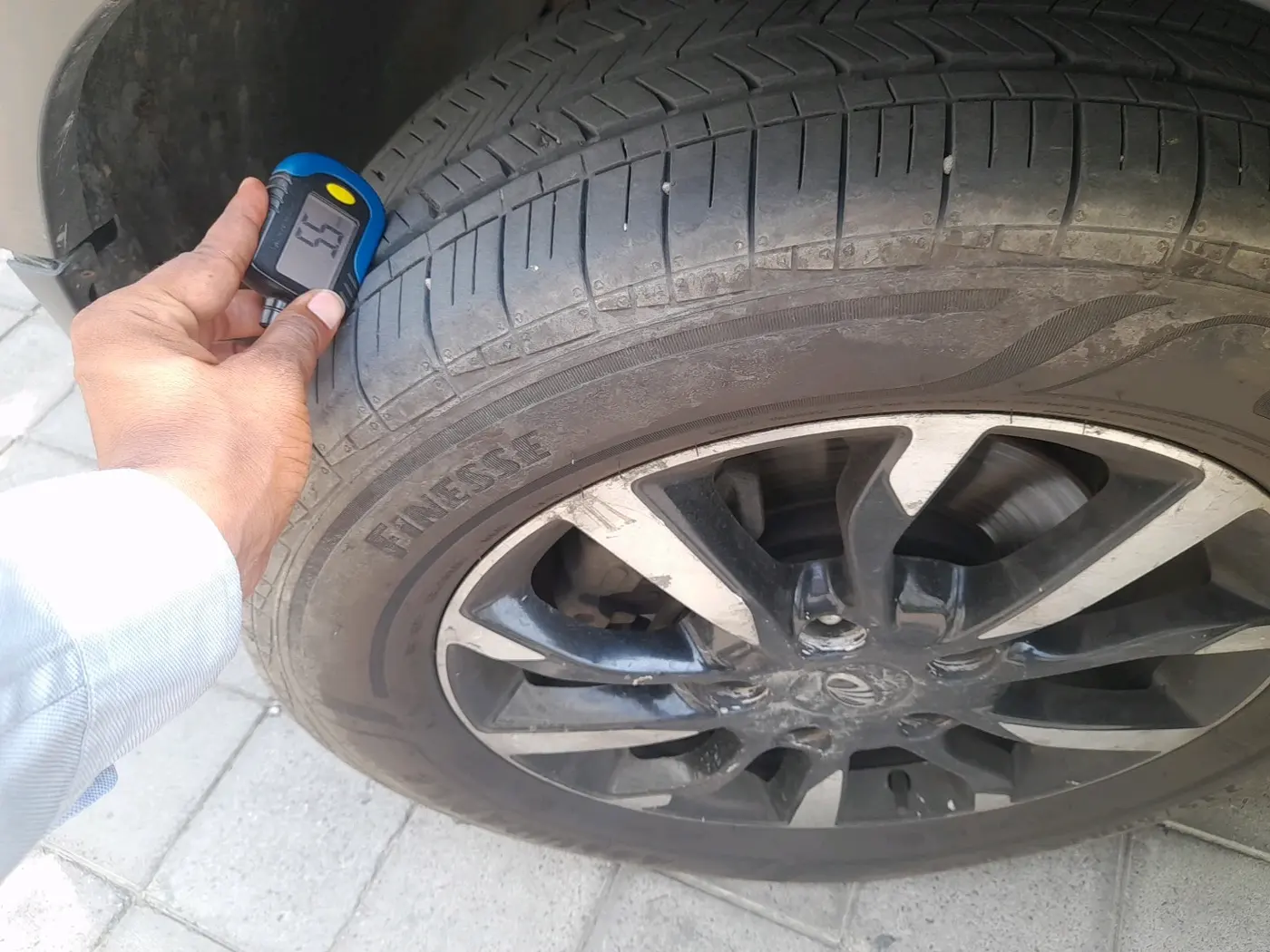 2018 Mahindra XUV500 W11 AT, Diesel, Automatic, 1,21,127 km, tyre