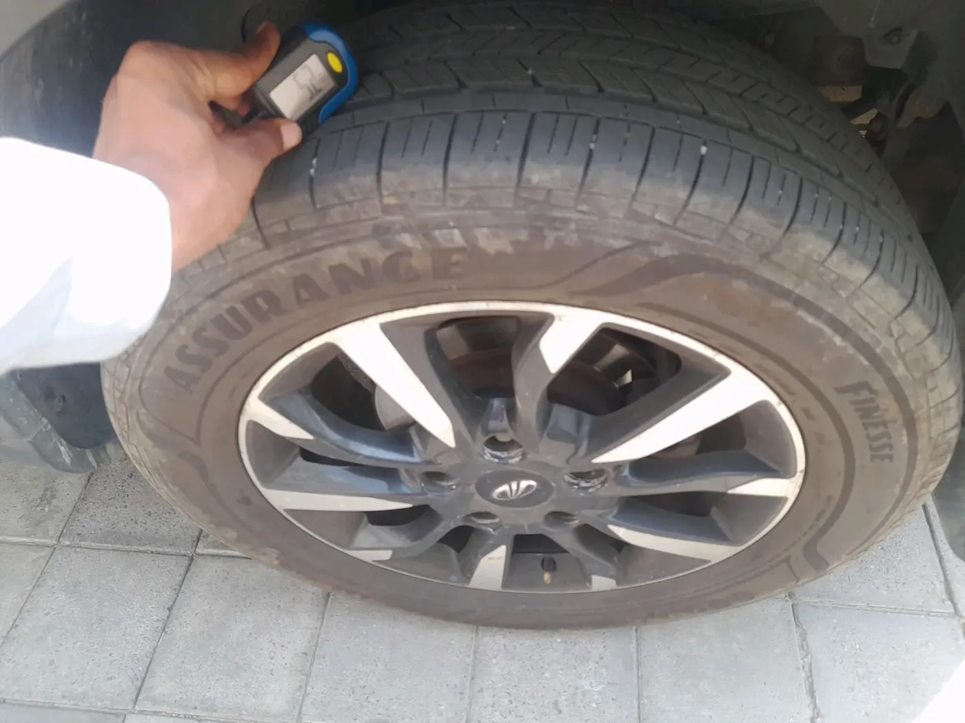 2018 Mahindra XUV500 W11 AT, Diesel, Automatic, 1,21,127 km, tyre
