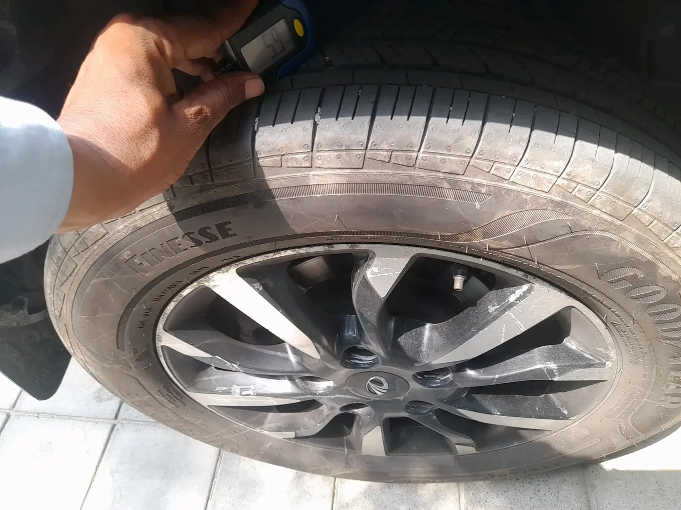 2018 Mahindra XUV500 W11 AT, Diesel, Automatic, 1,21,127 km, tyre