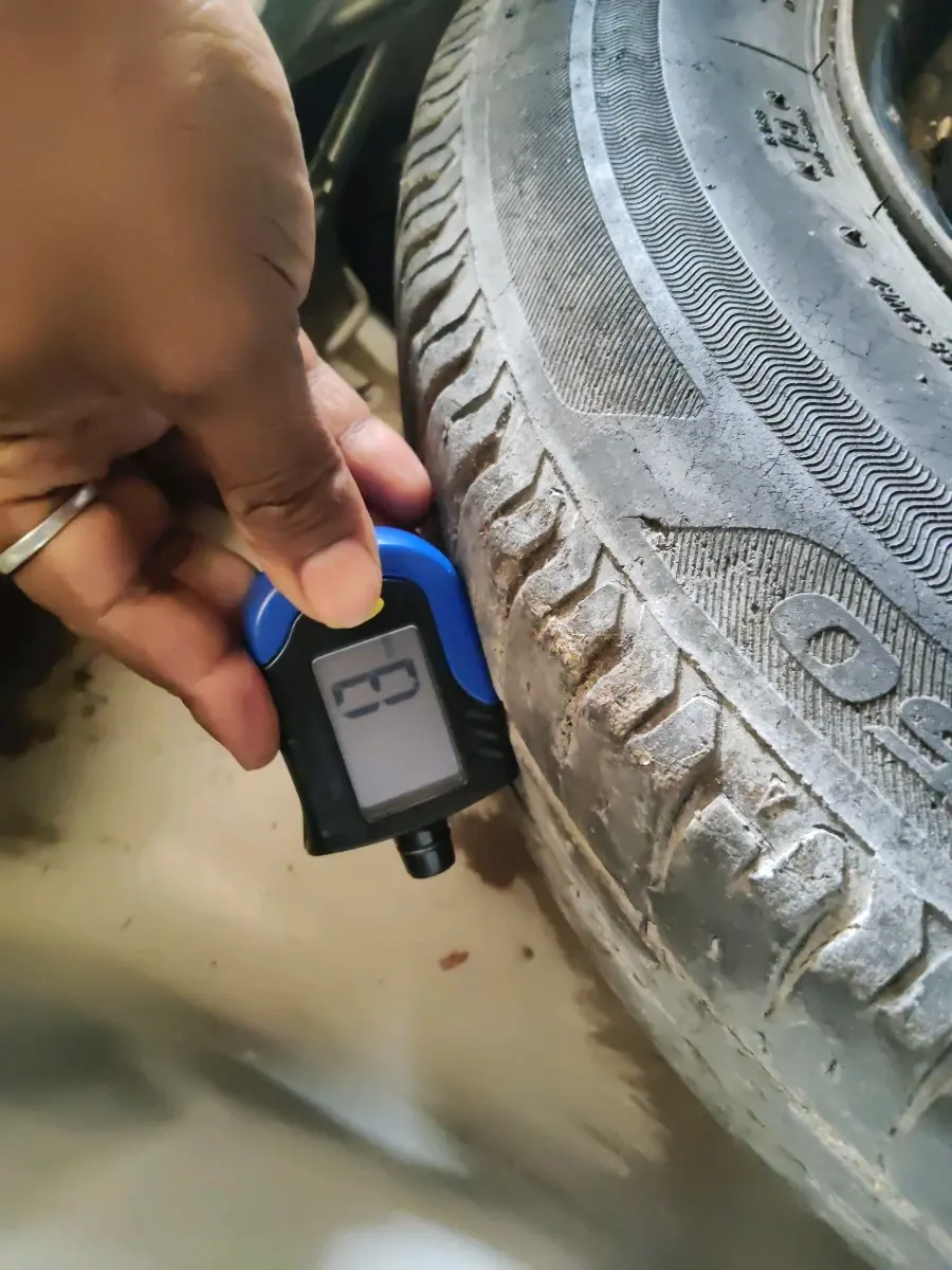 2017 Maruti Dzire VXI, Petrol, Manual, 65,637 km, tyre