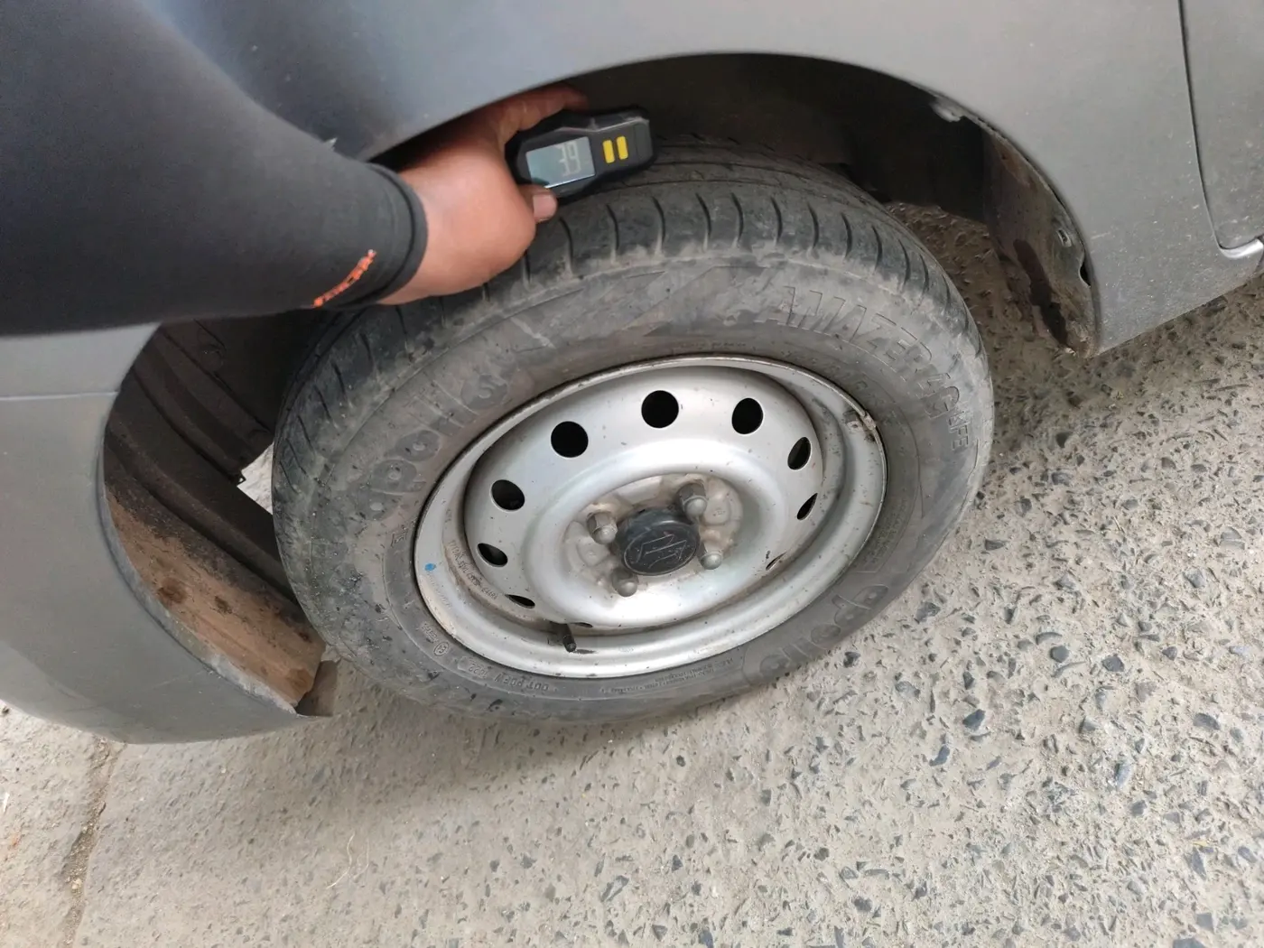 2017 Maruti Wagon R 1.0 LXI CNG, CNG, Manual, 80,865 km, tyre